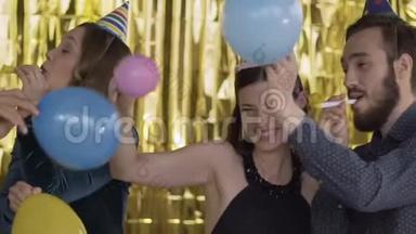 在一个聚会上，快乐的人戴着纸帽打气球。 那些家伙在吹笛子跳舞。 A.